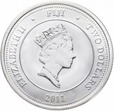 Аверс серебряной монеты Фиджи: в центре портрет королевы Елизаветы II в короне, повернутый вправо. Слева вдоль края надпись ELIZABETH II, справа TWO DOLLARS, сверху FIJI, внизу 2011. Внутренний круг оформлен точечным ободком.