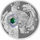 Реверс монеты Китая: мифическая черепаха с головой дракона на фоне геометрических узоров из шестиугольников. На панцире крупная шестигранная вставка с зеленым кристаллом в центре. Слева внизу указан номинал 5.