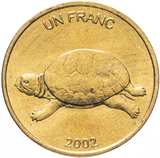 Реверс монеты ДР Конго: золотистая монета, в центре сухопутная черепаха, ползущая влево. В верхней части полукругом надпись UN FRANC, в нижней части год выпуска 2002.